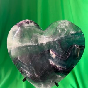 Cuore in Fluorite Arcobaleno su Piedistallo Artigianale in Ferro (811 gr)